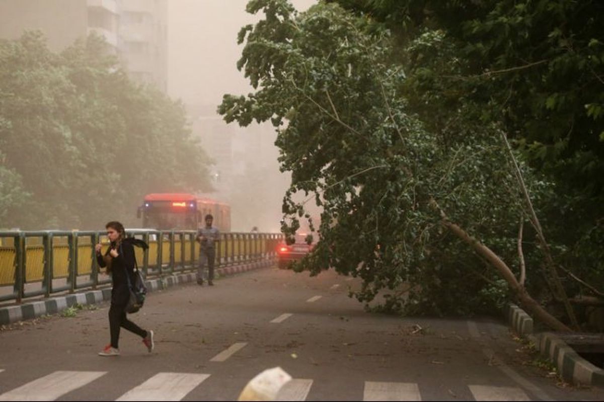 مدیریت بحران تهران برای وزش شدید باد و بارش تگرگ هشدار صادر کرد (۳ تیر ۱۴۰۲)