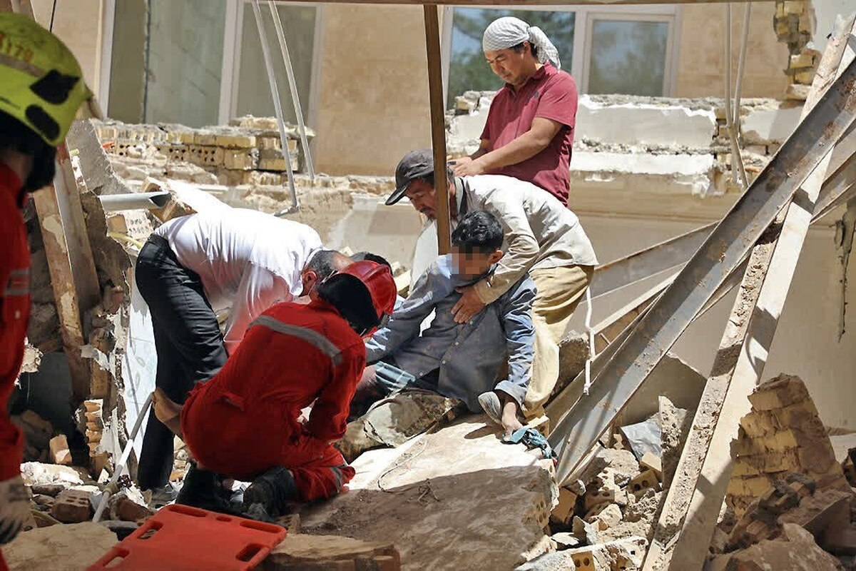 نجات یک کارگر از ریزش آوار ساختمان قدیمی در بولوار پیروزی مشهد + تصاویر