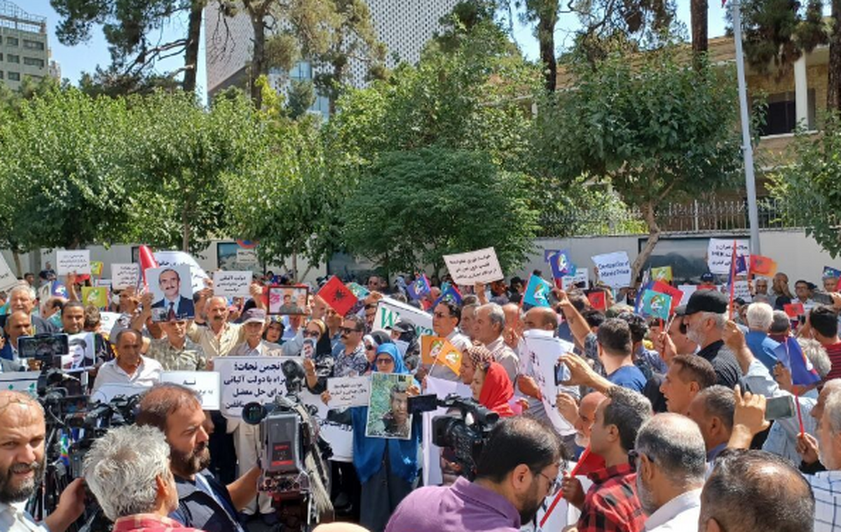 تجمع خانواده‌های اعضای گرفتار شده در گروهک منافقین مقابل سفارت ترکیه در تهران