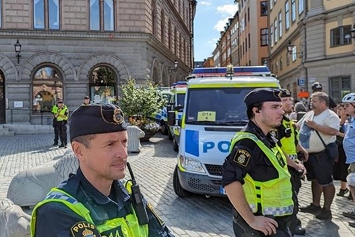 زنی که قصد جلوگیری از اهانت به قرآن را داشت توسط پلیس سوئد بازداشت شد + فیلم