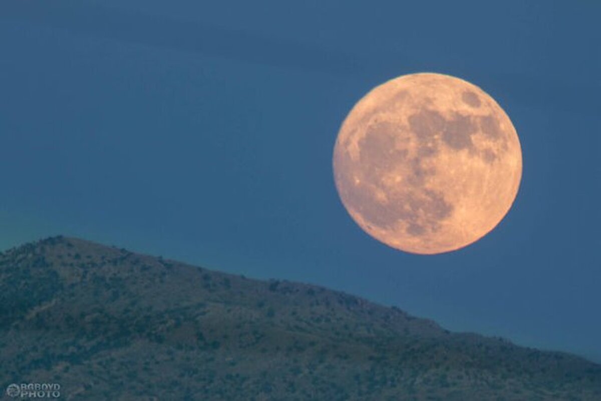 ویدئو| تقارن طلوع ماه کامل در پس ابرهای رقیق