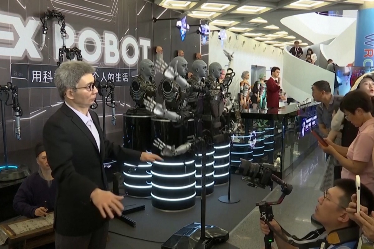 ویدئو | تعجب بازدیدکنندگان کنفرانس رباتیک پکن از حرکات و حالات واقعی چهره ربات‌های انسان‌نما