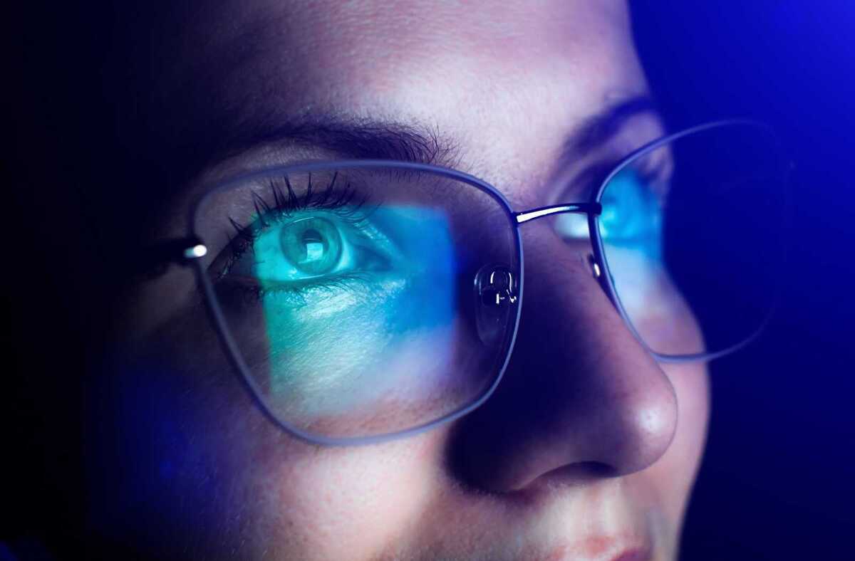 آیا عینک فیلترکننده نور آبی تأثیری در کاهش آسیب چشم دارد؟