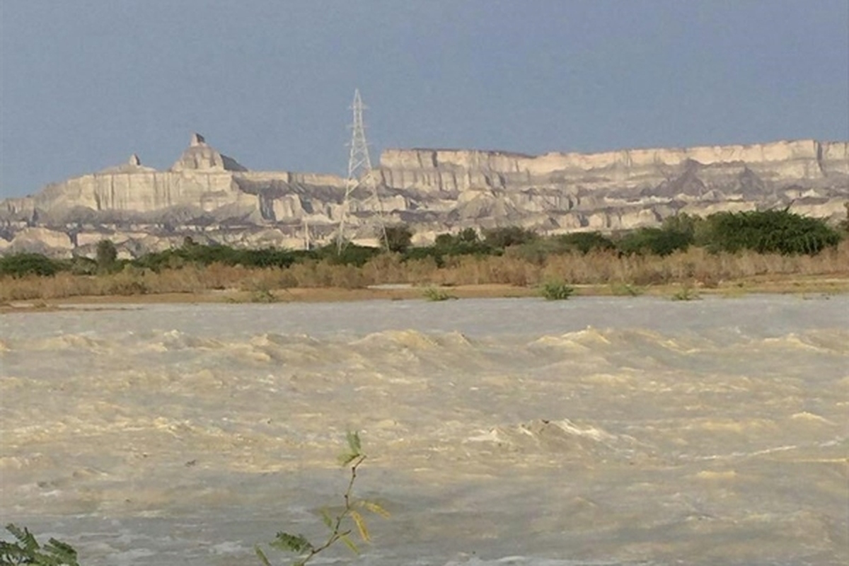 طغیان "‌رودخانه سرباز" | راه ارتباطی ۳۳ روستای حوزه کاجو و ساربوک قطع شد + فیلم