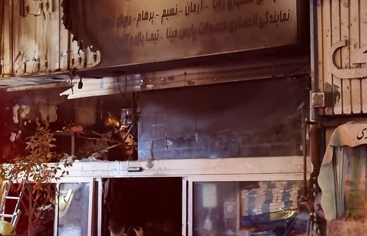 ویدئو| آتش سوزی واحد صنفی کالای خواب در خیابان قرنی مشهد (۱۳ شهریور ۱۴۰۲)