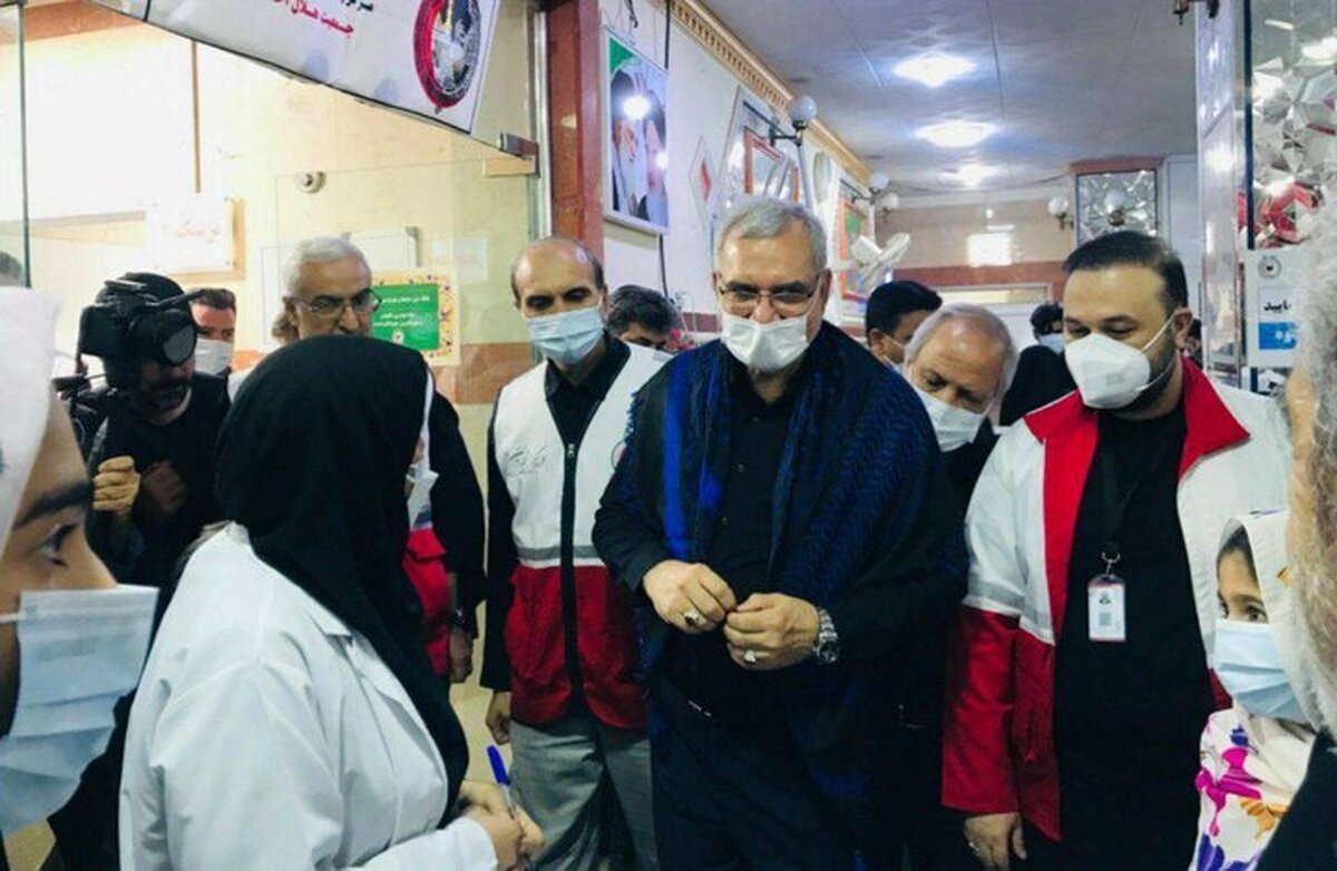 وزیر بهداشت از دو بیمارستان و درمانگاه در نجف اشرف بازدید کرد