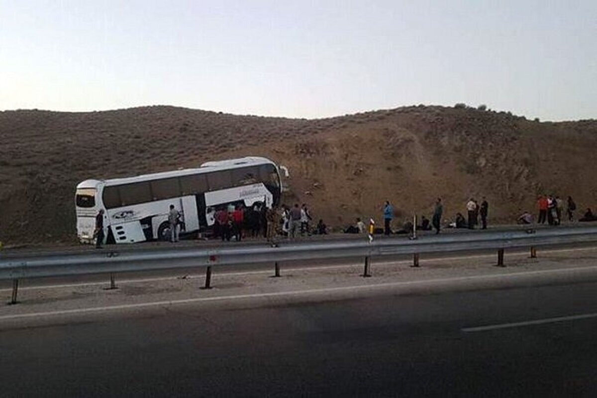 تصادف تریلی و اتوبوس در آزادراه خرم زال | ۱۳ نفر مصدوم شدند (۲۴ شهریور ۱۴۰۲)
