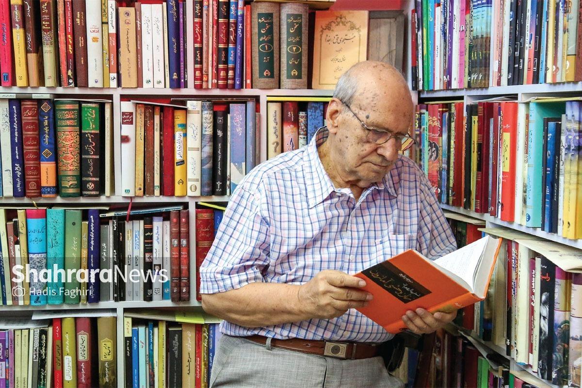 حکایت بازنشسته‌ای که تبدیل به کتاب‌فروش خیابان سناباد مشهد شد