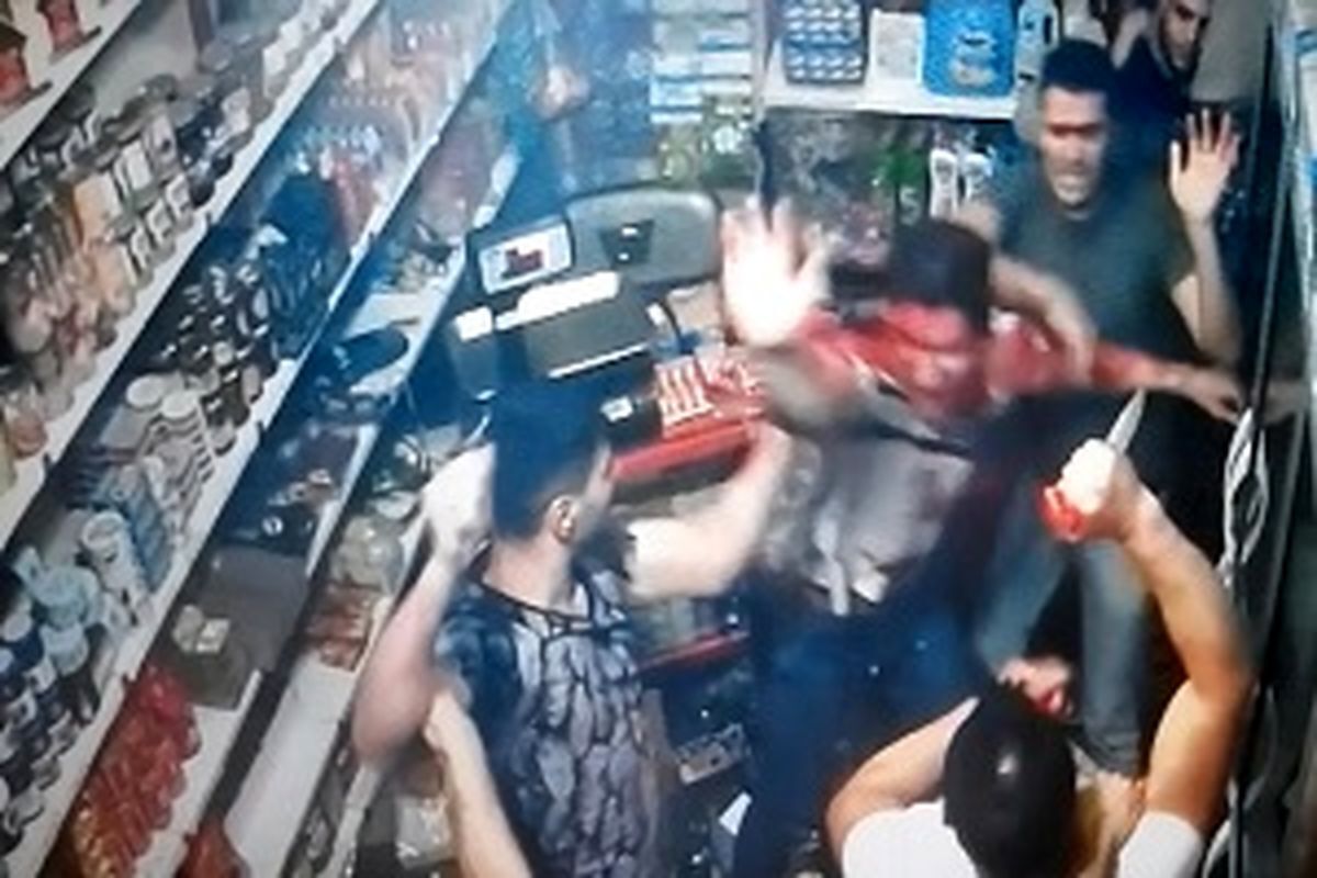 ویدئو| حمله وحشیانه اراذل و اوباش تهرانی به صاحب یک سوپرمارکت