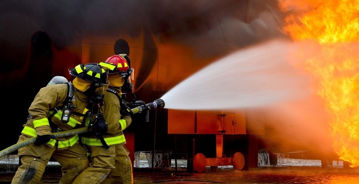 ویدئو | لحظه ریزش آوار بر روی آتش نشان مشهدی در حادثه آتش سوزی کارگاه مبل سازی کلات