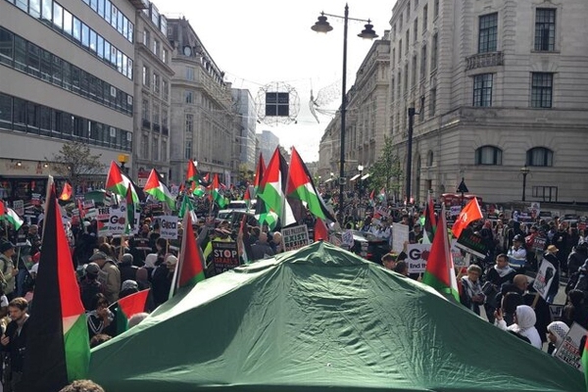 حمایت هزاران نفری از فلسطین در لندن | دفتر بی.بی.سی در محاصره تجمع‌کنندگان + فیلم و عکس