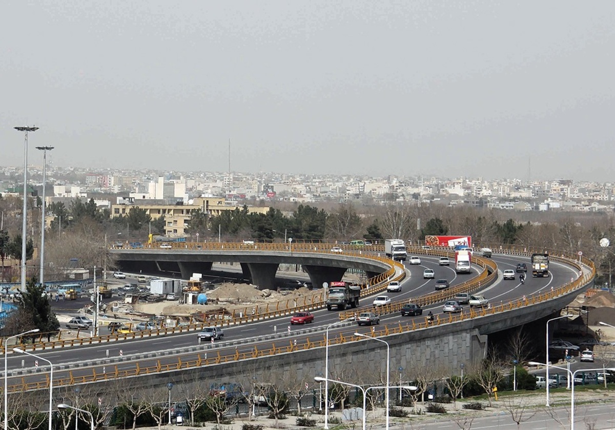 رنگ آمیزی سازه پل جمهوری اسلامی در مشهد به مناسبت هفته دفاع مقدس