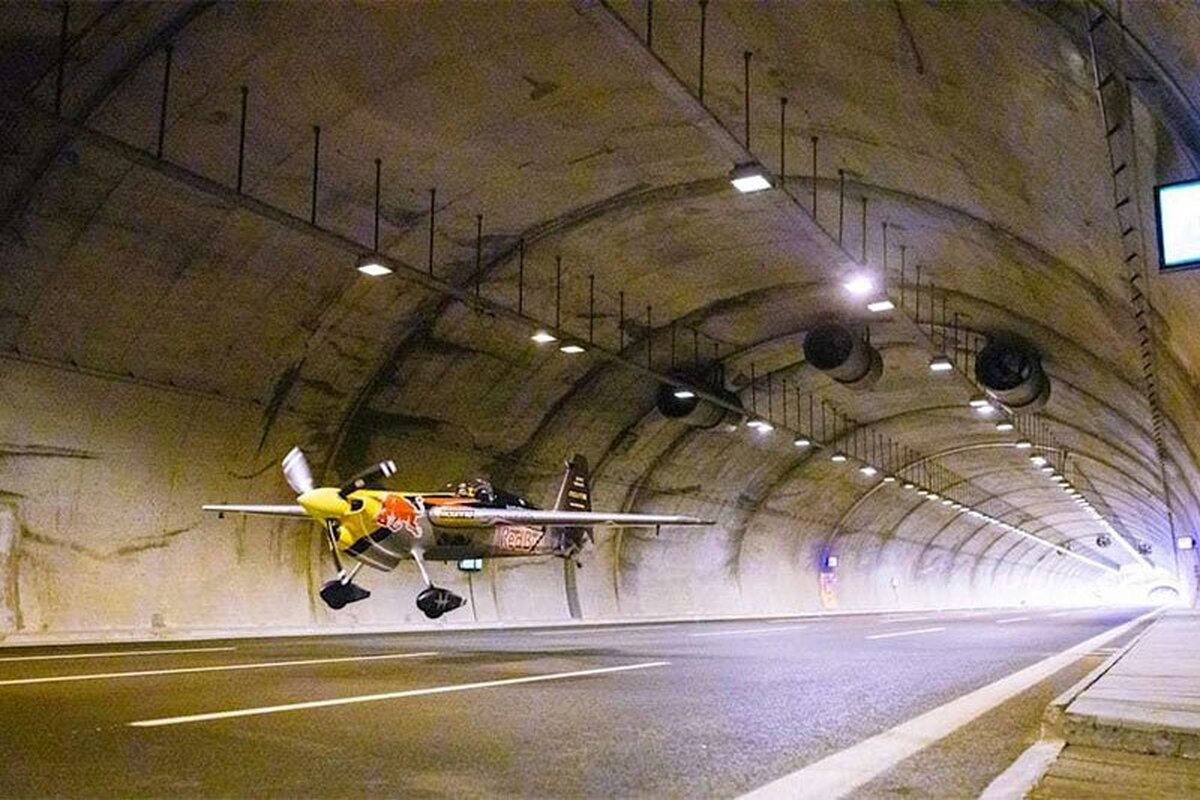 ویدئو| رکورد عبور یک خلبان از داخل تونل با هواپیما