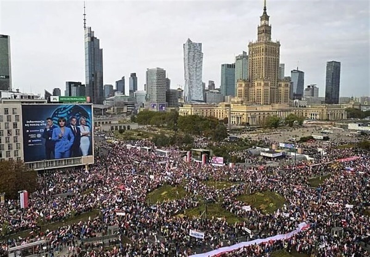 مخالفان دولت لهستان به خیابان آمدند + فیلم