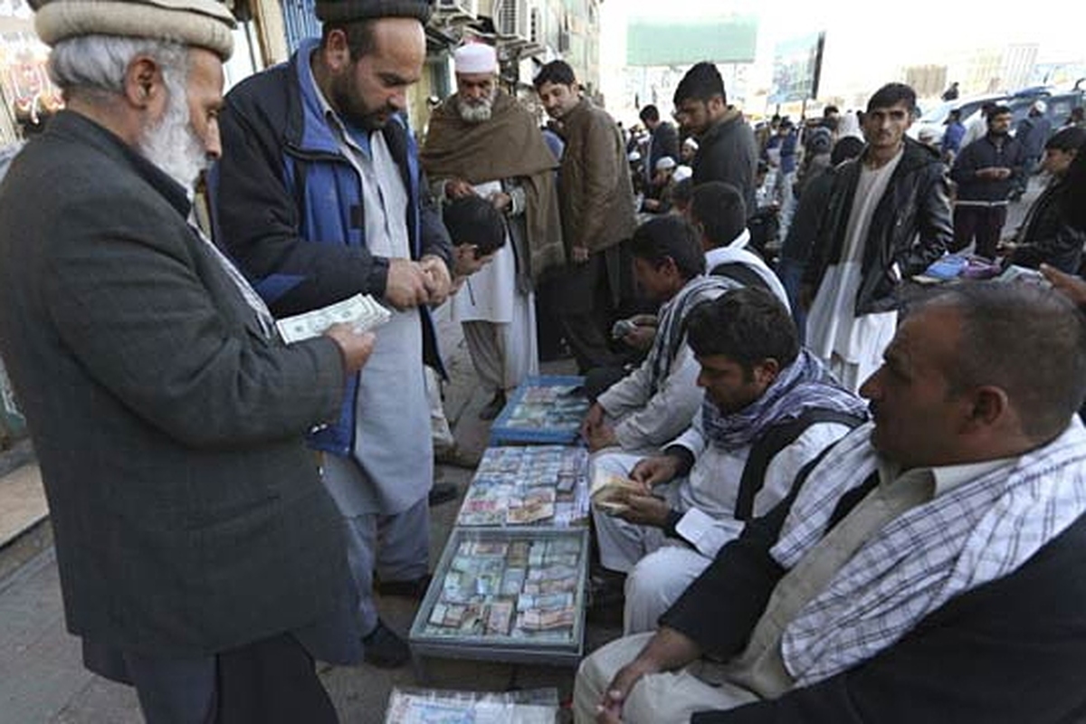 هر دلار آمریکا ۶۶ افغانی | کاهش بی‌سابقه نرخ دلار در بازار افغانستان
