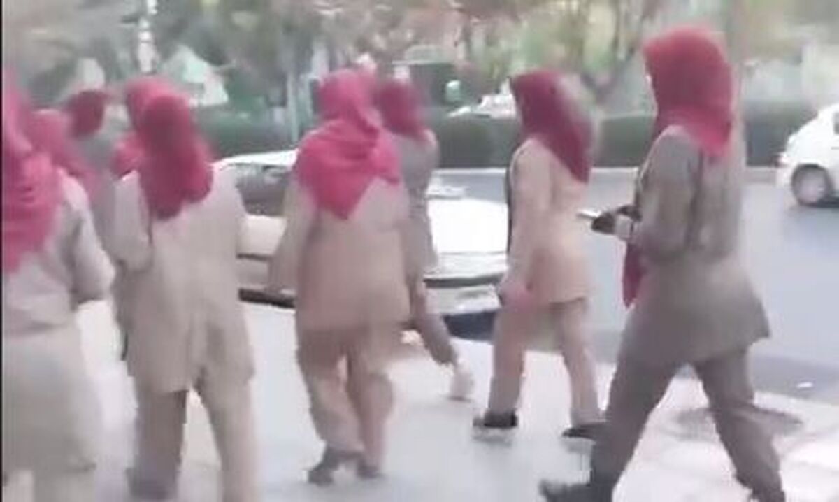 ماجرای حضور زنان با لباس منافقین در خیابان‌های تهران چیست؟ + فیلم (۲۳ آبان ۱۴۰۲)