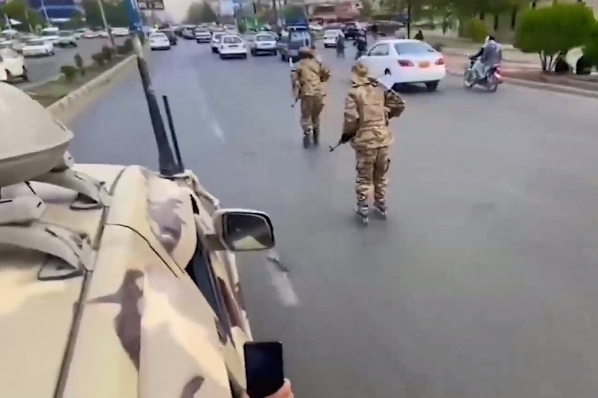 ویدئو | اسکیت‌سواری نیروهای امنیتی طالبان در خیابان‌های کابل