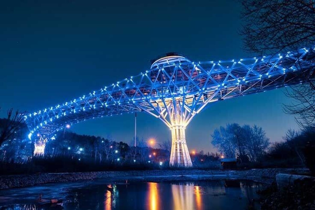 پل طبیعت امشب آبی می‌شود (۳ آبان ماه ۱۴۰۲)
