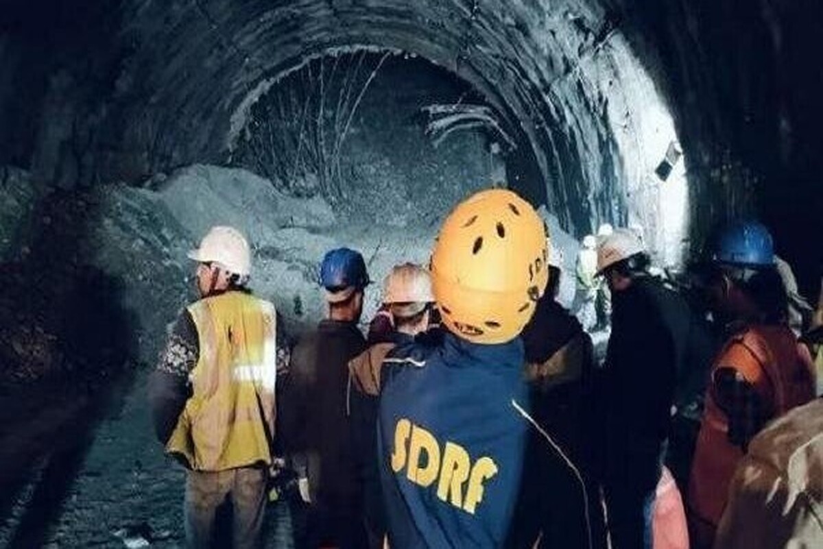 ویدئو| تلاش برای نجات ۴۰ کارگر گرفتار در اثر ریزش تونل در هند