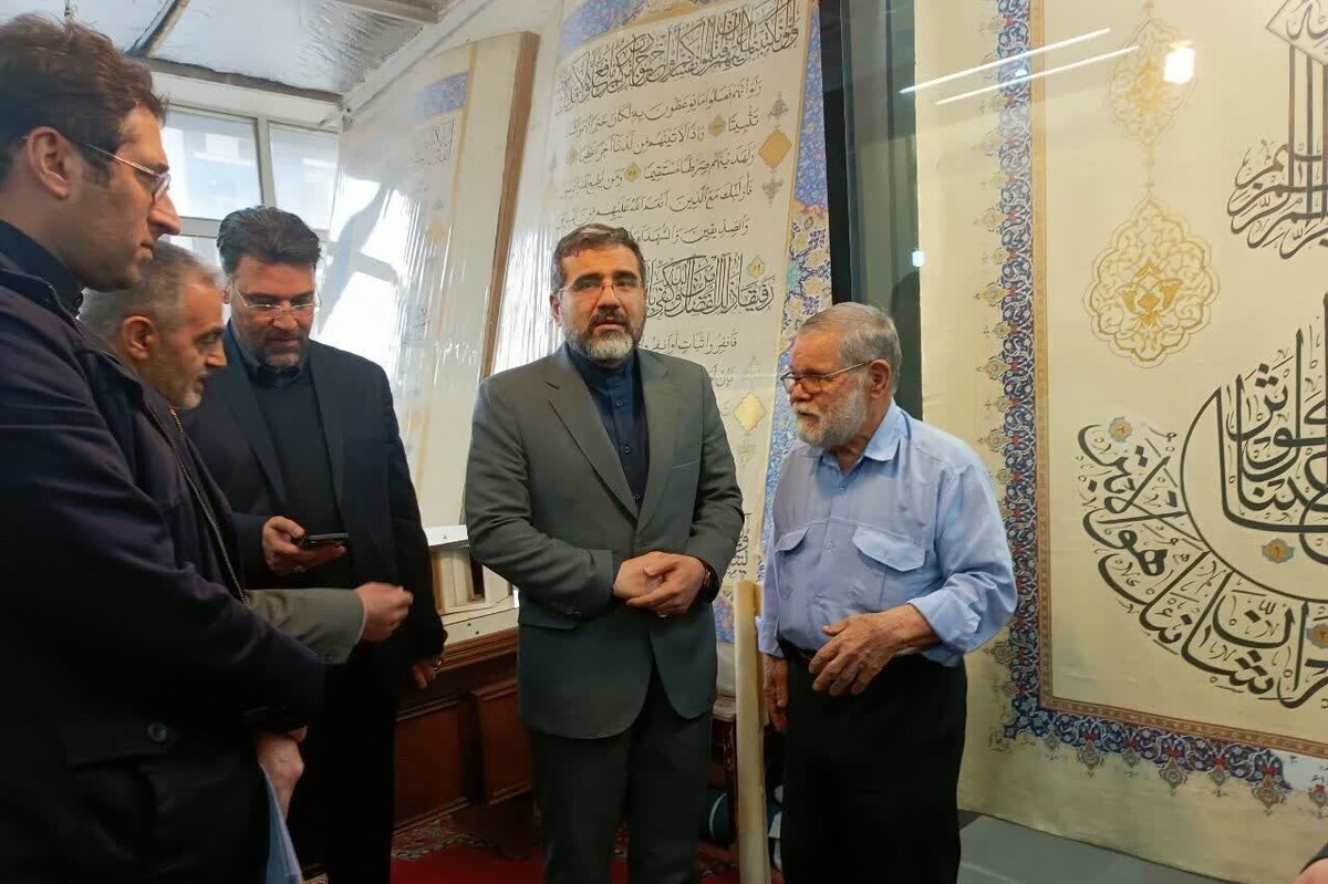 دیدار وزیر فرهنگ با خوشنویس بزرگترین قرآن جهان در مشهد + فیلم و عکس