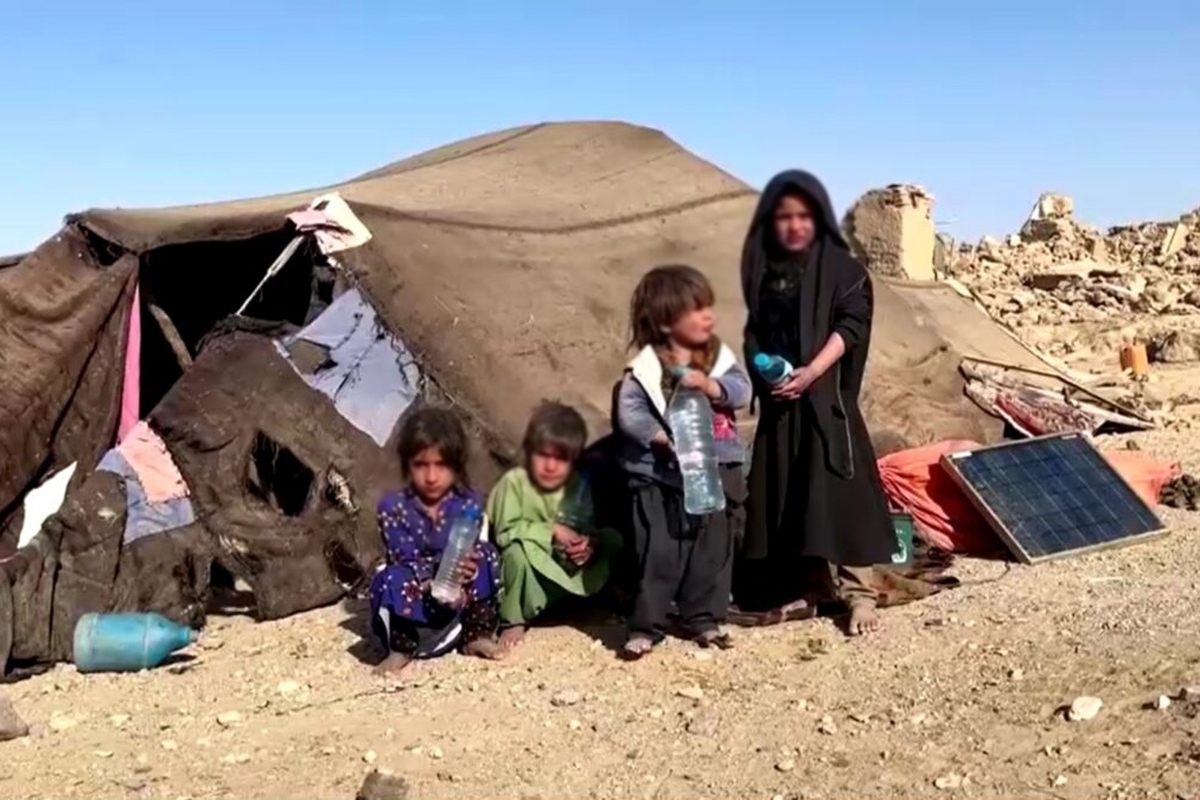 نگرانی زلزله‌زدگان هرات از سلامت کودکانشان در سرمای هوا و زندگی زیر چادر