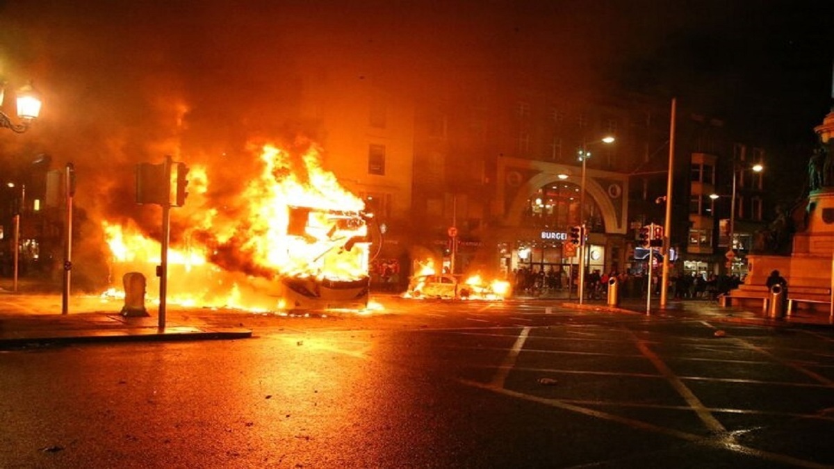 آشوب در پایتخت ایرلند| معترضان شهر را به آتش کشیدند