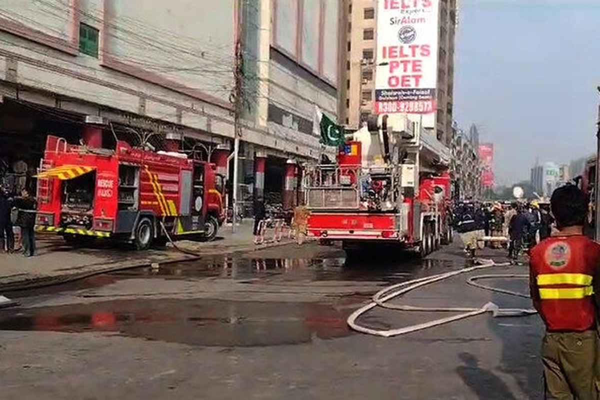 ۱۱ کشته در آتش‌سوزی یک مرکز خرید در پاکستان