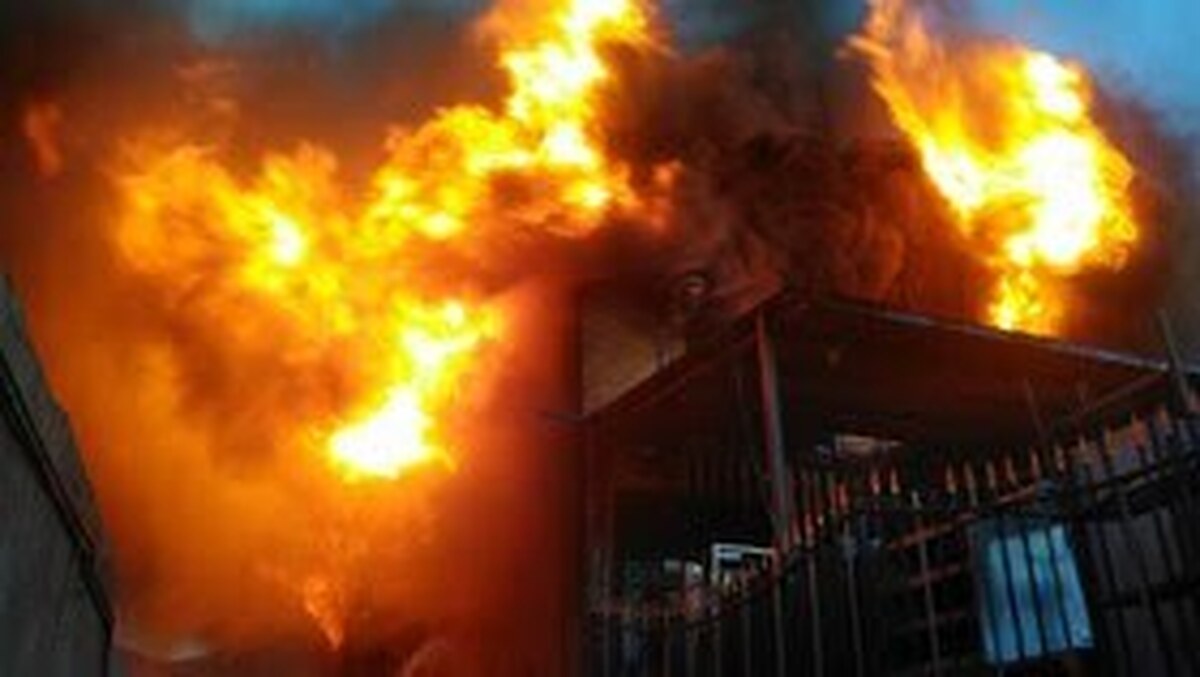 آتش‌سوزی در انبار مواد غذایی در تهرانپارس + فیلم