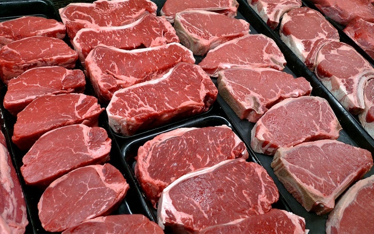 توزیع گوشت قرمز گرم و منجمد در بازار مشهد آغاز شد (۲ فروردین ۱۴۰۳)