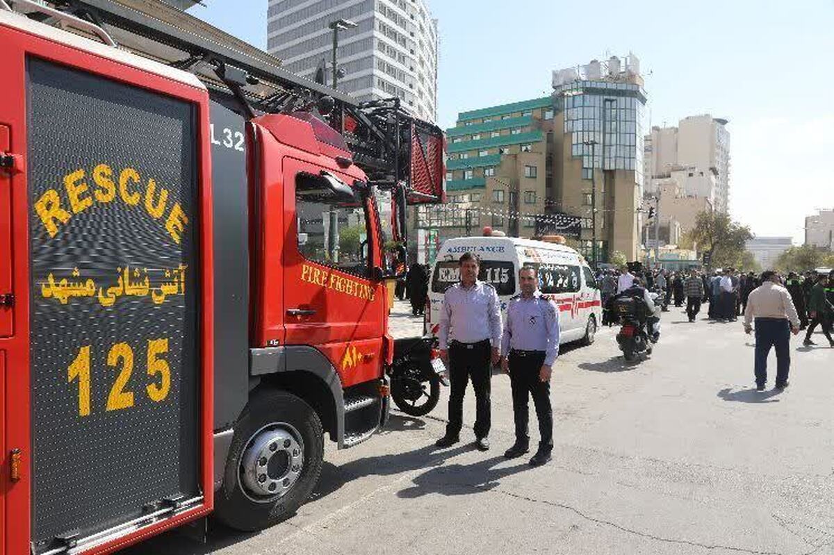 استقرار آتش نشانان در خیابان‌های منتهی به حرم مطهر همزمان با عید سعید فطر