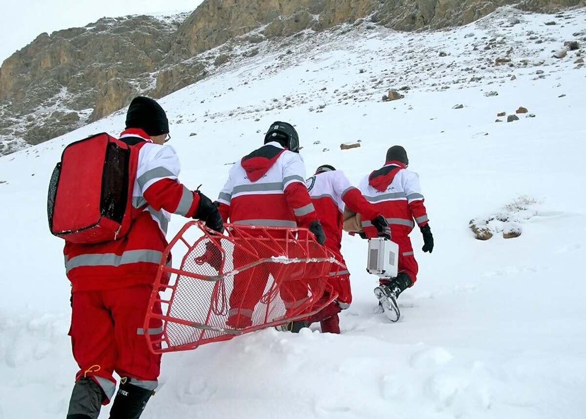 نجات ۲۶ شهروند گرفتار در ارتفاعات برفی مشهد (۲۶ فروردین ۱۴۰۳)