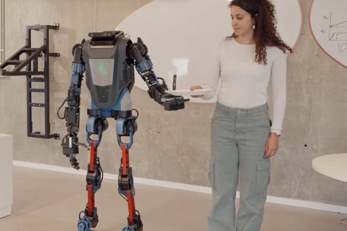 Menteebot، ربات انسان‌نمایی با هوش مصنوعی که می‌توانید با زبان طبیعی هدایتش کنید + ویدئو