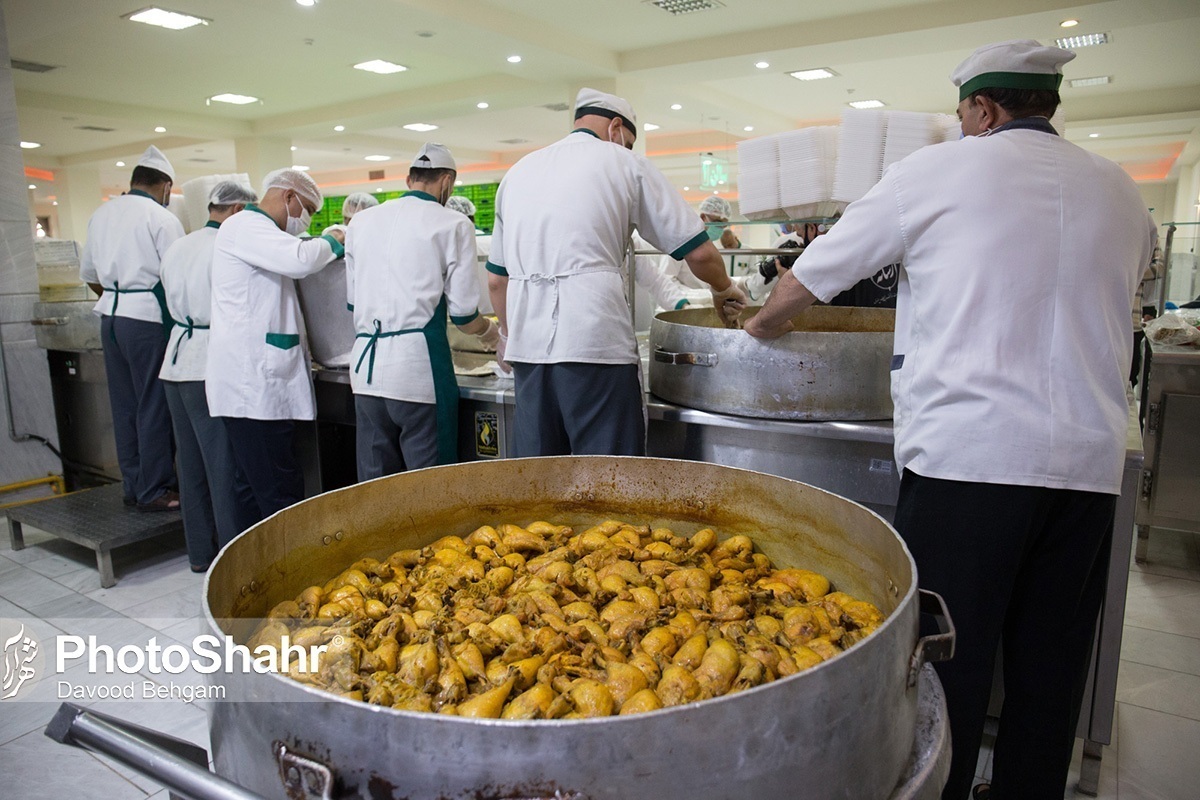 توزیع غذای گرم افطاری در حاشیه شهر مشهد توسط آستان قدس رضوی