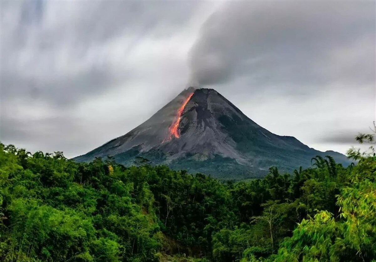 ویدئو| فوران کوه آتشفشان در اندونزی