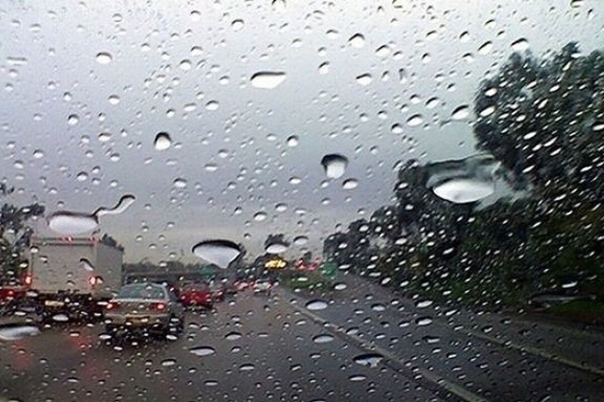 بارش باران و لغزندگی معابر در جاده‌های خراسان‌رضوی (۷ اردیبهشت ۱۴۰۳)