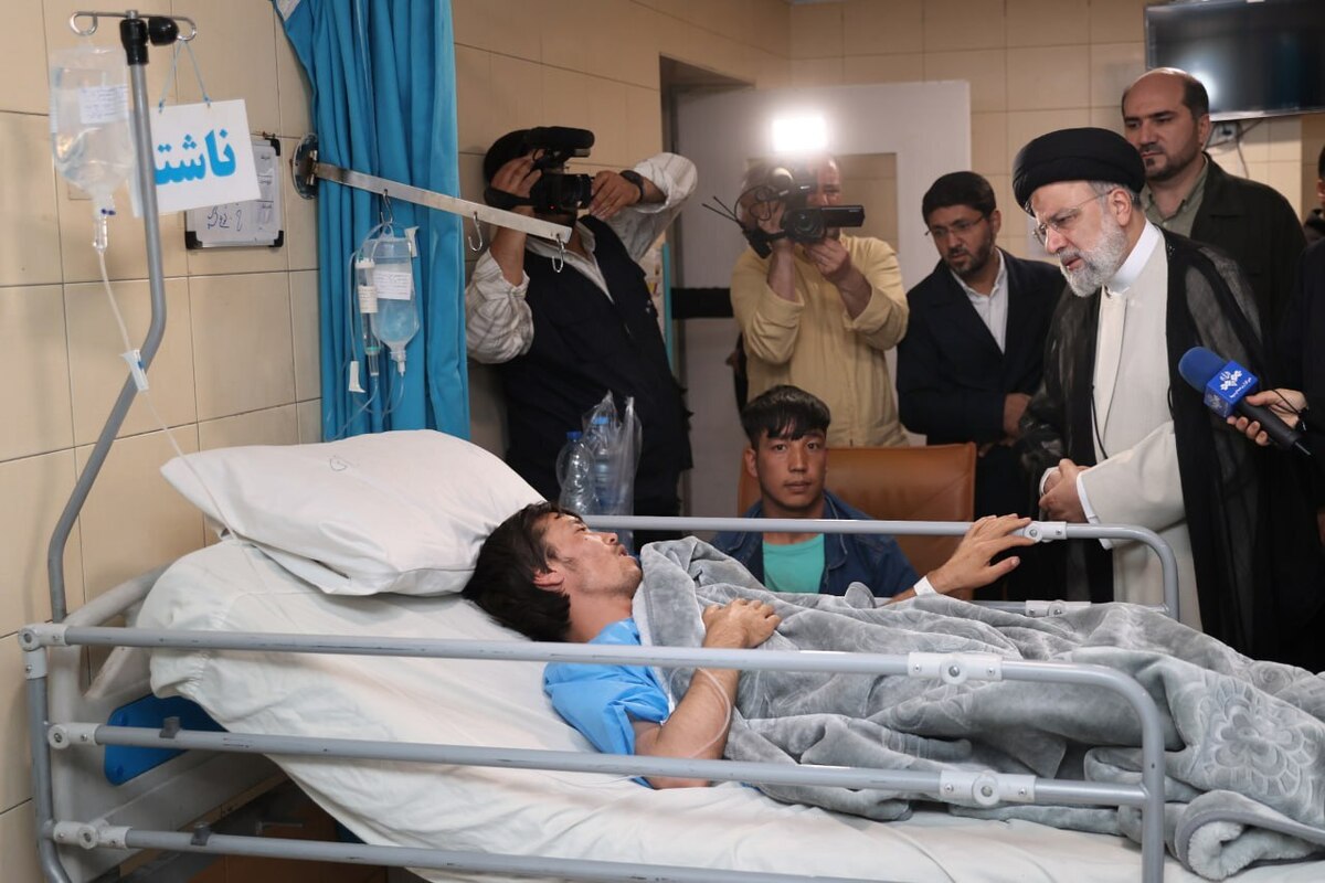 عیادت رئیسی از بیماران افغانستانی در بازدید از بیمارستان شهدای یافت آباد + عکس