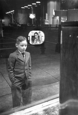 واکنش پسری که برای نخستین بار به نمایشگر تلویزیون خیره شده است - سال 1948