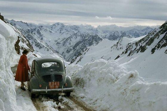مسیر کوهستانی مشرف به کوه های پر برف پیرینه در فرانسه - سال 1956